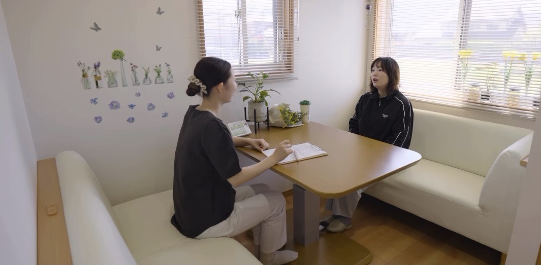 最初に来院された方のお話を丁寧にうかがう様子