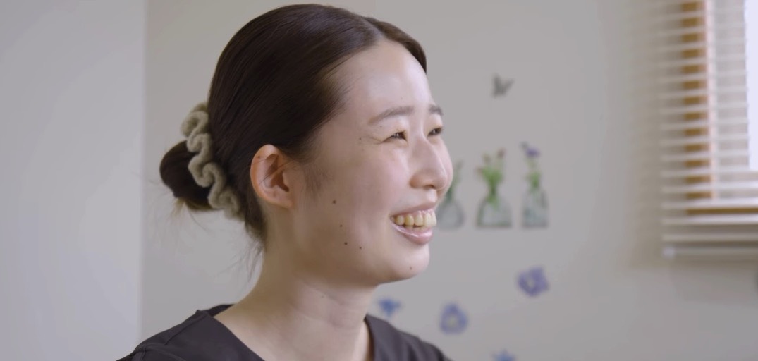 来院された方と笑顔で話す院長なほさん
