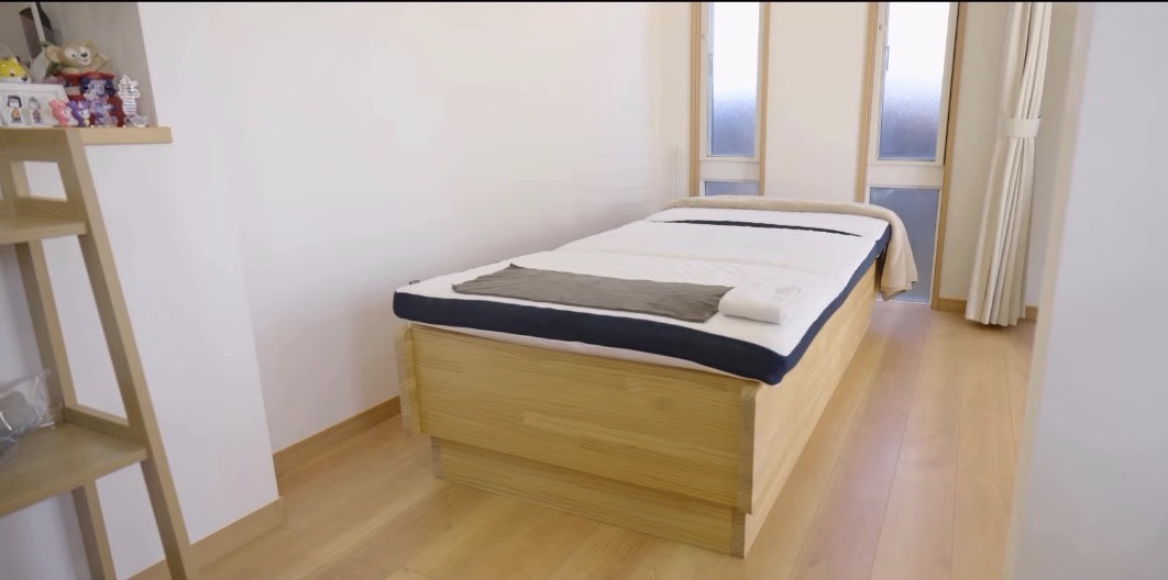 整体院すこやかの明るい施術室